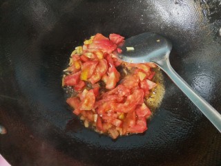 了不起的小番茄  番茄烧瓠子,将生姜，大蒜爆香后放入番茄。