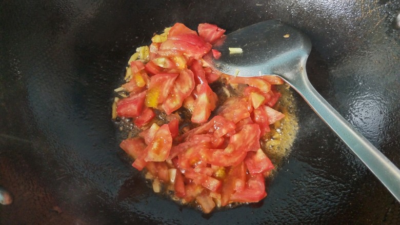 了不起的小番茄  番茄烧瓠子,将生姜，大蒜爆香后放入番茄。