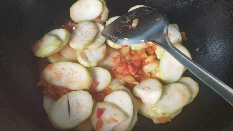 了不起的小番茄  番茄烧瓠子,放入盐，翻炒。