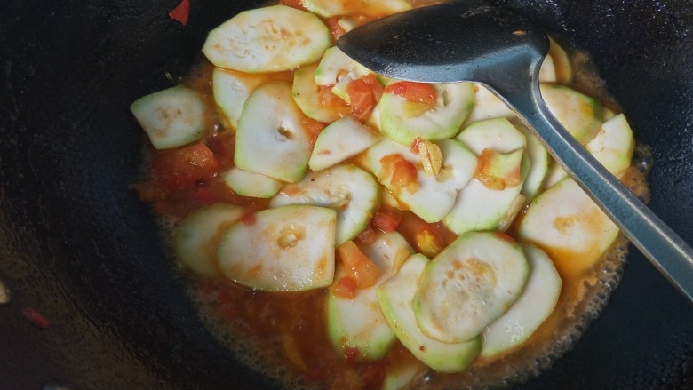 了不起的小番茄  番茄烧瓠子,放入清水，清水量与瓠子齐平。