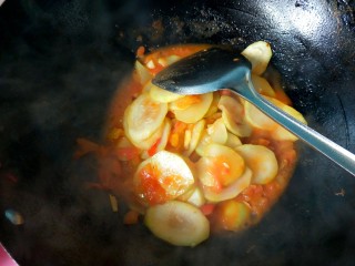 了不起的小番茄  番茄烧瓠子,瓠子变软，汤汁边浓，放入鸡精，可以出锅了。