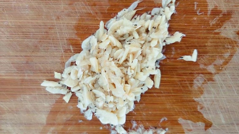 鸡蛋饼这样做好吃又补钙,把泡好的虾皮剁碎。