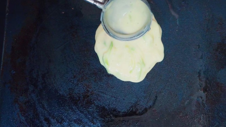 鸡蛋饼这样做好吃又补钙,电饼铛抹上一点油预热好后，用挖球器或者勺子舀起面糊，倒入锅里。