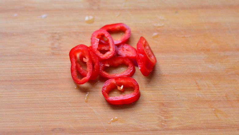 花甲清汤,把红椒切成圈状备用，也可以切成别的形状，根据自己的喜好来改刀
