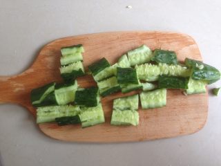 拍黄瓜,黄瓜放在案板上，既然是拍黄瓜，当然要用刀将黄瓜来回拍两遍，拍到它裂开，更易入味，再切成小块，容易入口。