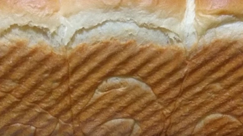 中种北海道吐司,表皮上色后，盖锡纸，防止表皮烤焦