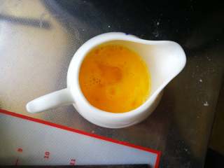 鸡蛋灌饼,把一个鸡蛋打散放入一个杯子里，这种尖嘴的小杯子特别好用。