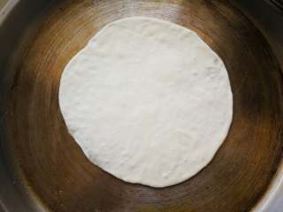 鸡蛋灌饼,电饼铛或平底锅刷少量的油，把擀好的饼放入煎。