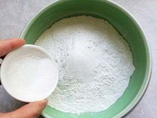 椰蓉豆沙糯米卷,加入细砂糖。