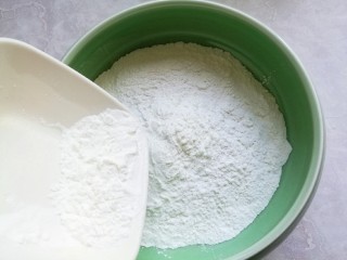 椰蓉豆沙糯米卷,把糯米粉和玉米淀粉倒入碗里。