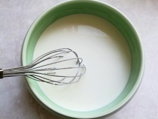 椰蓉豆沙糯米卷,用打蛋器把食材混合均匀。