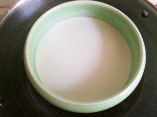 椰蓉豆沙糯米卷,锅中放水，放入蒸架，把糯米粉混合物放入锅中。