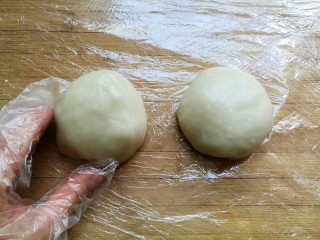 椰蓉豆沙糯米卷,把糯米团子分成两份。