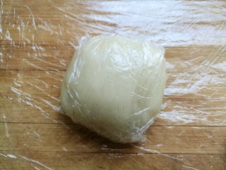 椰蓉豆沙糯米卷,一份用保鲜膜包起来，防止水分流失。