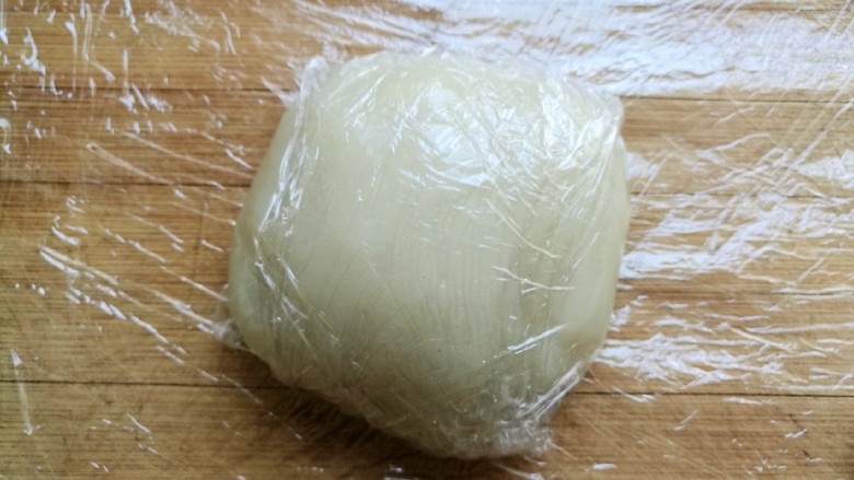 椰蓉豆沙糯米卷,一份用保鲜膜包起来，防止水分流失。