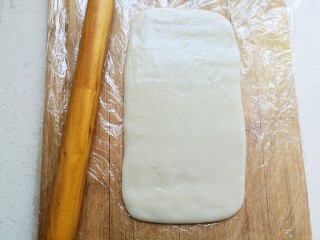 椰蓉豆沙糯米卷,轻轻的把团子擀压成长方形。