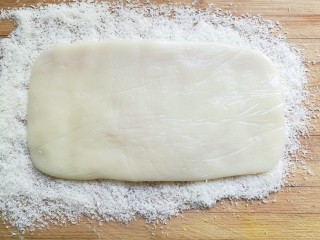 椰蓉豆沙糯米卷,然后撕开保鲜膜。