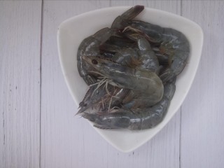 鲜虾砂锅粥,剪掉虾须