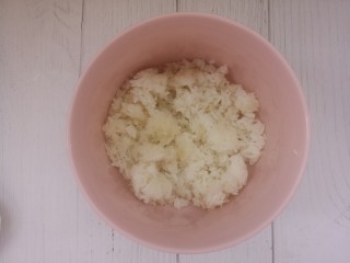 鲜虾砂锅粥,准备一碗剩米饭