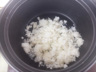 鲜虾砂锅粥,把剩米饭放砂锅里