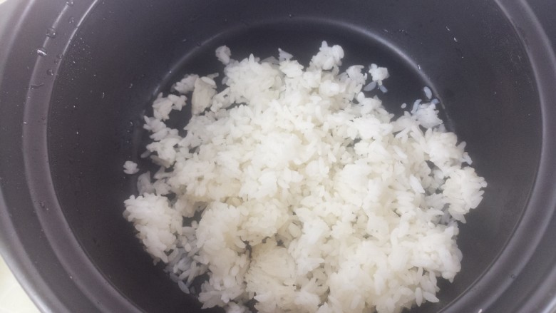 鲜虾砂锅粥,把剩米饭放砂锅里