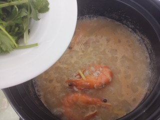 鲜虾砂锅粥,放入香菜