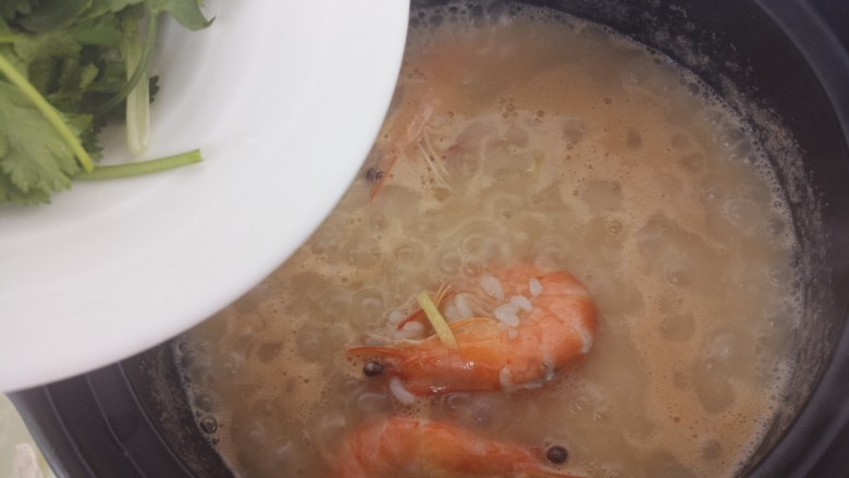 鲜虾砂锅粥,放入香菜