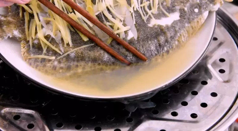 清蒸多宝鱼的做法 简单 正宗,蒸熟后，将汤水倒出