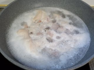 珍珠菇烧五花肉,水开后再煮5分钟