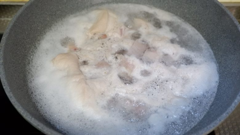 珍珠菇烧五花肉,水开后再煮5分钟