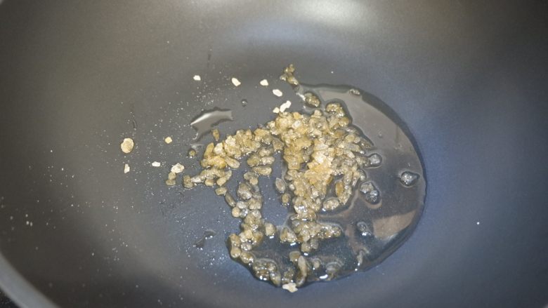 珍珠菇烧五花肉,锅内倒油，放入冰糖，