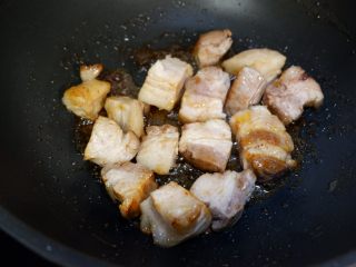 珍珠菇烧五花肉,把肉倒入锅中，慢慢炒上色