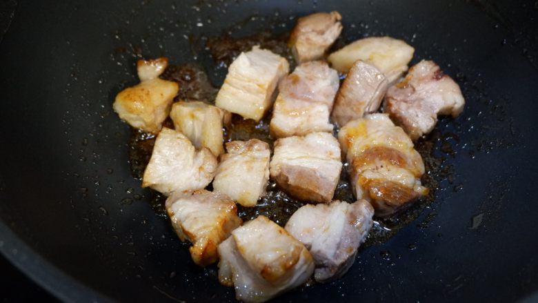 珍珠菇烧五花肉,把肉倒入锅中，慢慢炒上色