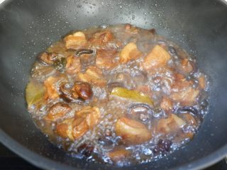 珍珠菇烧五花肉,最后加少许盐

