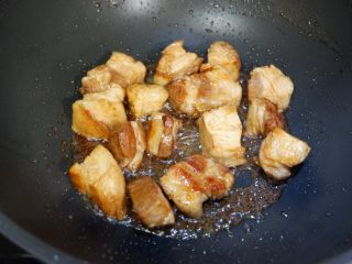 珍珠菇烧五花肉,多炒一会，把多余的油脂煸炒出来