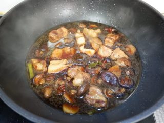 珍珠菇烧五花肉,加入香菇，生抽，老抽，葱姜，香料，没过食材的开水