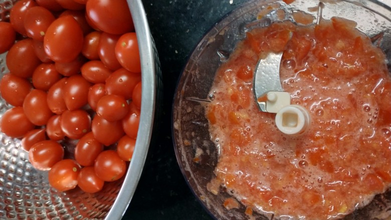 了不起的小番茄+诱人番茄酱,切碎，越碎越好。