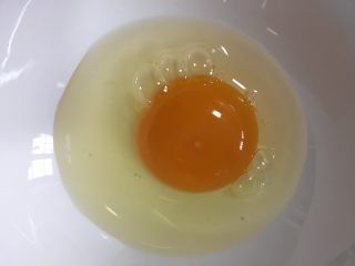 青豆胡萝卜蛋炒饭,鸡蛋打入碗中，一碗米饭配一个鸡蛋的标准