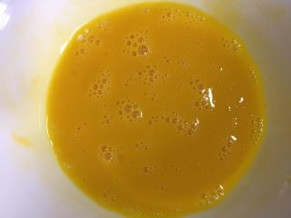 青豆胡萝卜蛋炒饭,鸡蛋搅打成蛋液