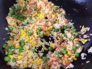 青豆胡萝卜蛋炒饭,加入鸡蛋翻炒片刻，炒到粒粒分明的米饭在锅里跳舞就很可以啦