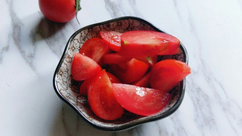 了不起的小番茄＋酸甜可口的番茄有机花菜,番茄洗干净切块。