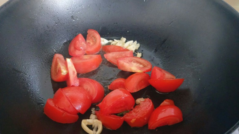 了不起的小番茄＋酸甜可口的番茄有机花菜,加入切好的番茄小火煸炒。