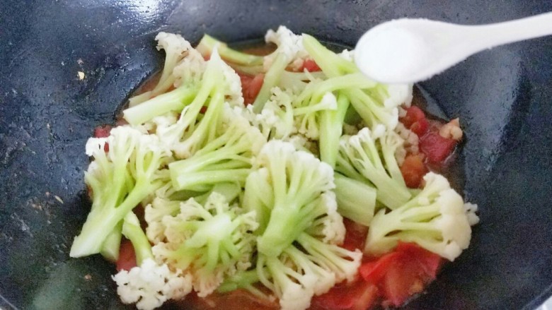 了不起的小番茄＋酸甜可口的番茄有机花菜,待番茄炒软时加入焯水的有机花菜，再加入盐。