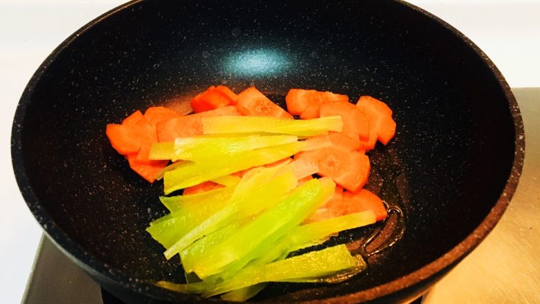 快手菜-蒜泥耗油白玉菇,锅中少油把胡萝卜跟莴笋断生