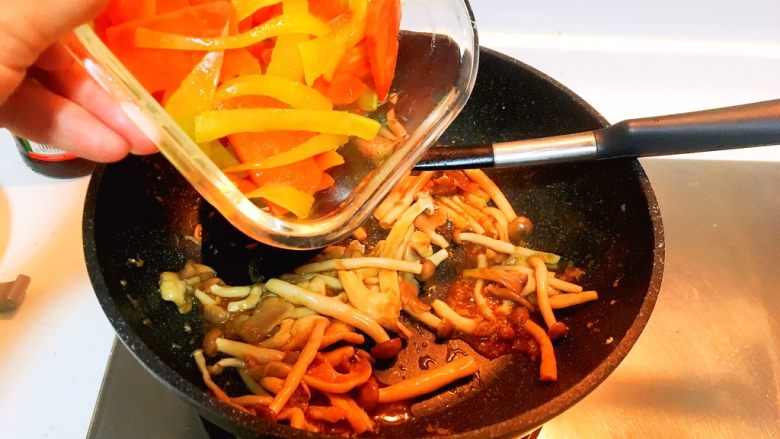 快手菜-蒜泥耗油白玉菇,放入之前的胡萝卜和莴笋
