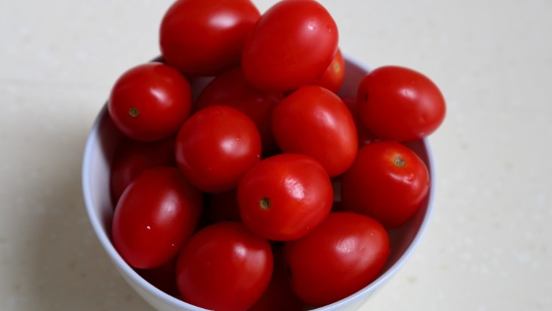 了不起的小番茄+番茄牛腩,西红柿准备好，这是这道菜好吃的关键。