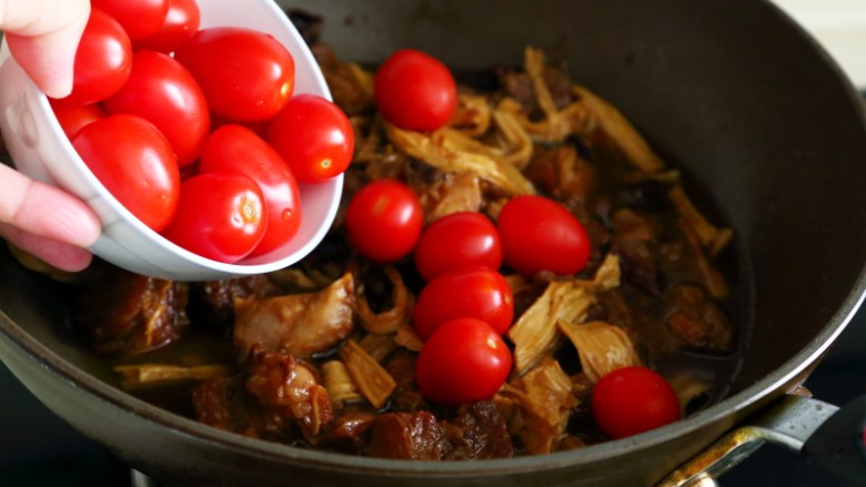 了不起的小番茄+番茄牛腩,腐竹入味，下小西红柿炖，1-2分钟小西红柿变软就可以出锅享用了。
