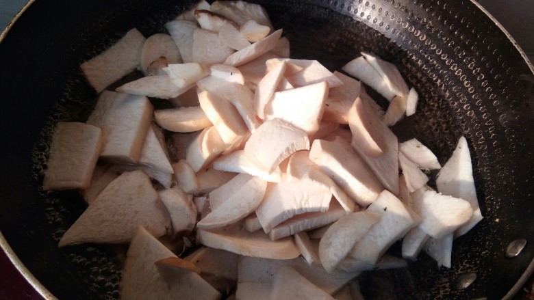 咖喱杏鲍菇，给这个创意加满分,锅里的一锅清水烧开，然后下入切好的杏鲍菇片。