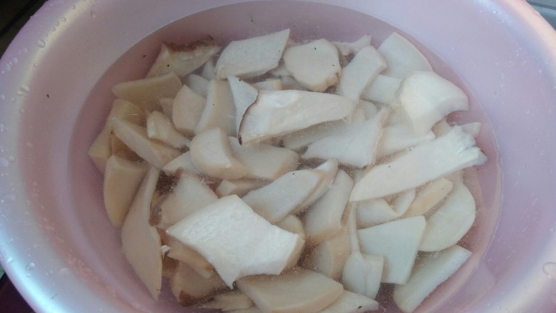 咖喱杏鲍菇，给这个创意加满分,焯八分熟的杏鲍菇捞出来，放在凉水里面过凉。