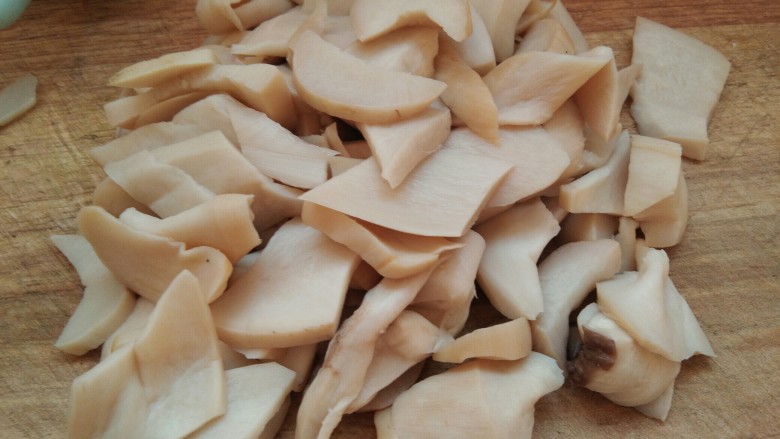 咖喱杏鲍菇，给这个创意加满分,过凉以后挤出多余的水分，备用。